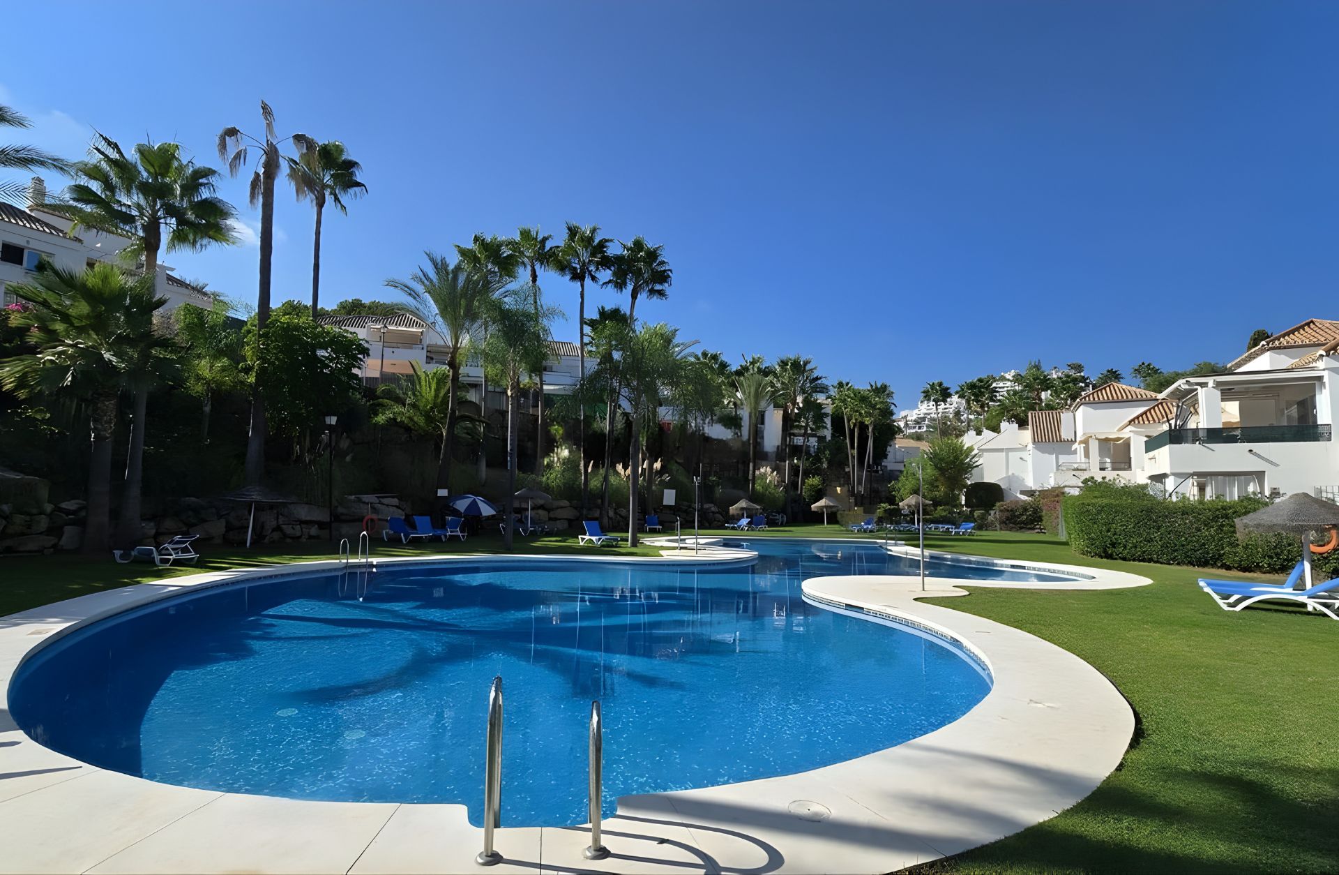 Family-friendly Costa del Sol neighborhood with coastal views and residential homes, highlighting safety, quality of life, and appeal for foreign property buyers