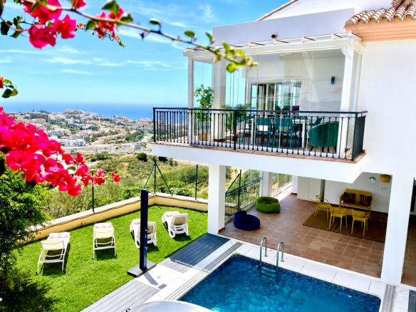 Semi Detached Villa Mirador for Rent in Riviera Del Sol, Málaga, Spain