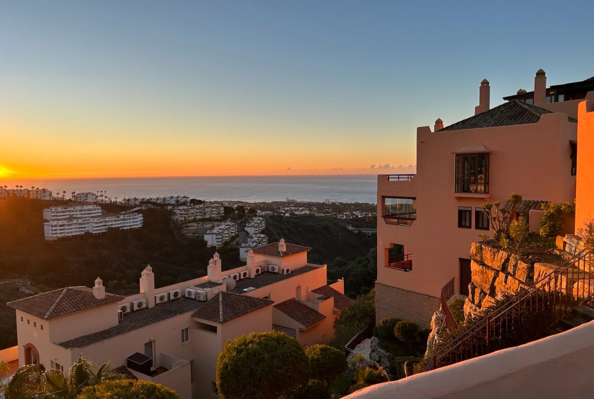 Seaview Duplex Apartment for Rent in Upper Calahonda, Málaga, Spain