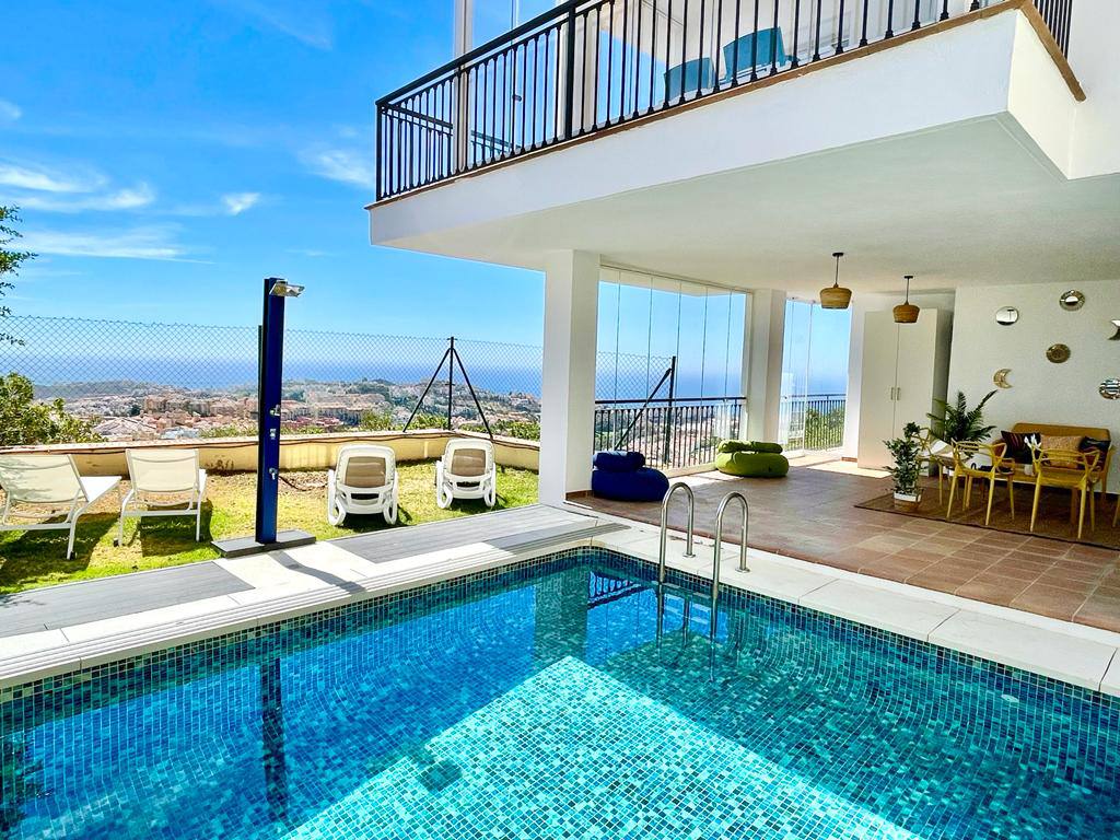 Semi Detached Villa Mirador for Rent in Riviera Del Sol, Málaga, Spain