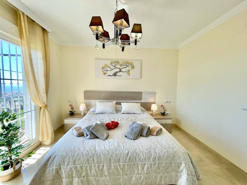 Semi Detached Villa Mirador for Rent in Riviera Del Sol, Málaga, Spain