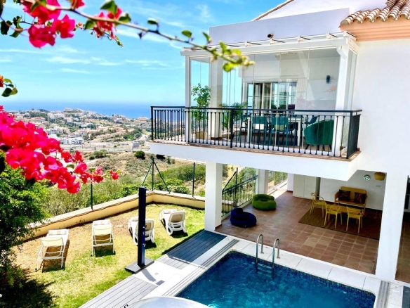 Semi Detached Villa Mirador for Rent in Riviera Del Sol, Málaga, Spain