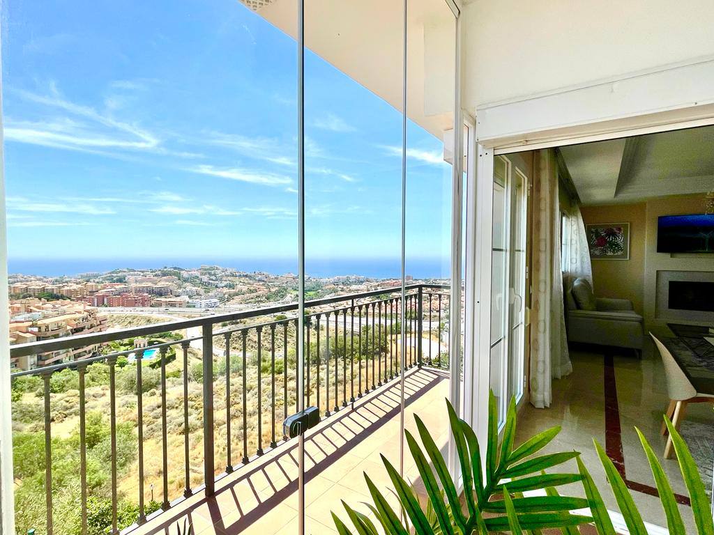 Semi Detached Villa Mirador for Rent in Riviera Del Sol, Málaga, Spain