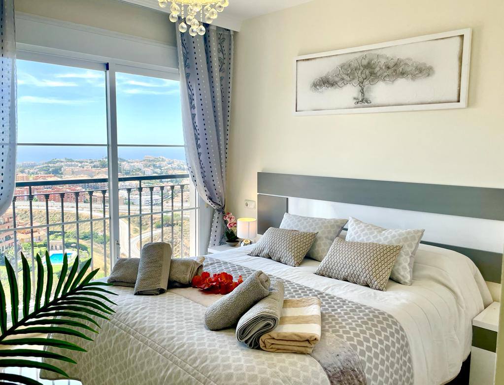 Semi Detached Villa Mirador for Rent in Riviera Del Sol, Málaga, Spain