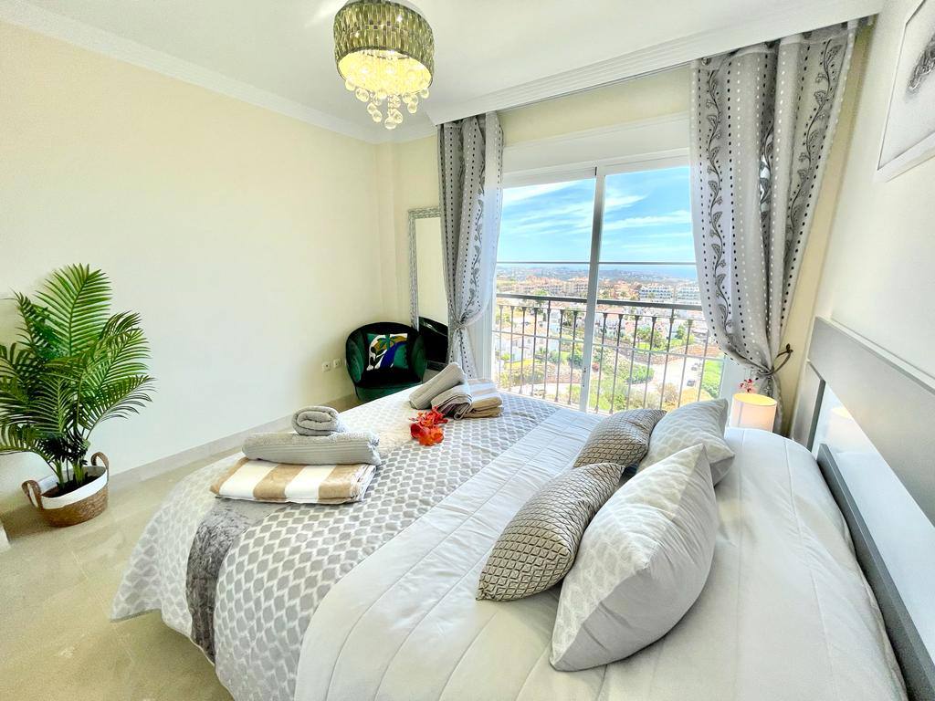 Semi Detached Villa Mirador for Rent in Riviera Del Sol, Málaga, Spain