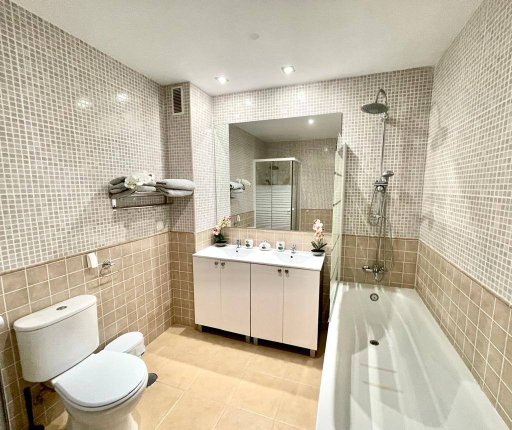 Semi Detached Villa Mirador for Rent in Riviera Del Sol, Málaga, Spain