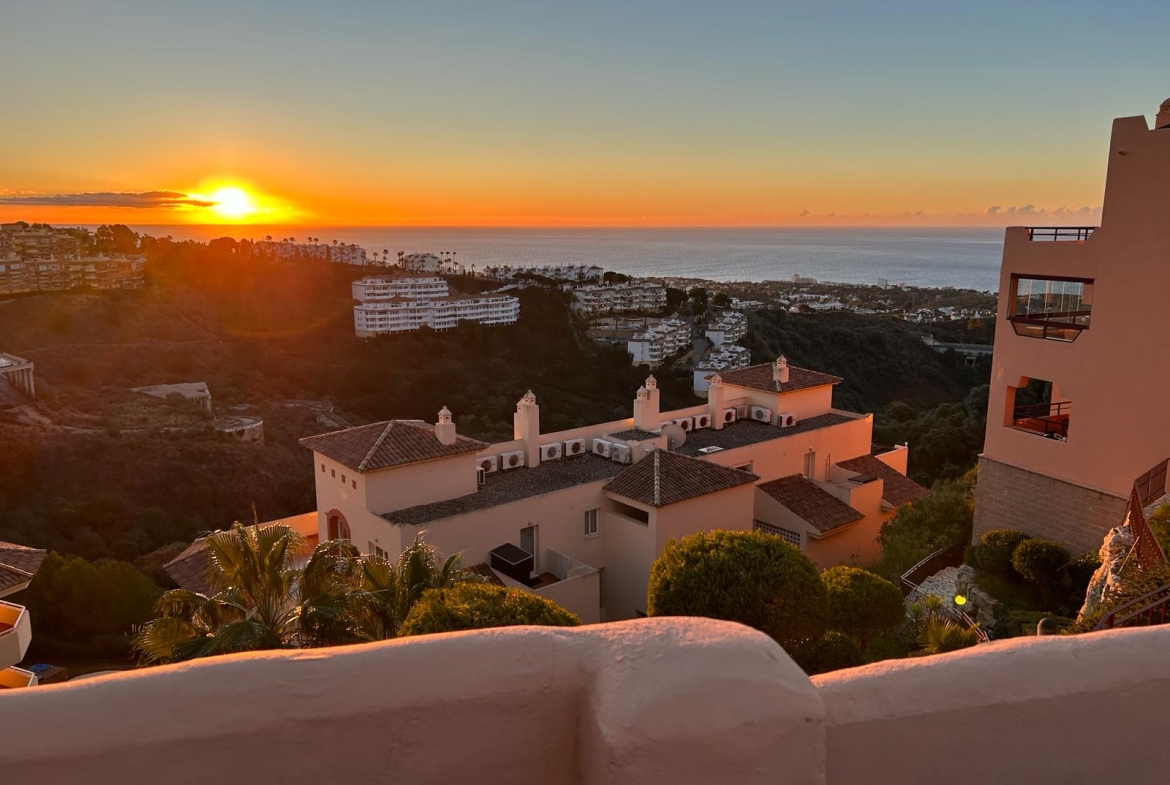Seaview Duplex Apartment for Rent in Upper Calahonda, Málaga, Spain